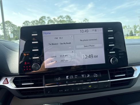 Used 2024 Toyota Sienna XLE FWD image 14