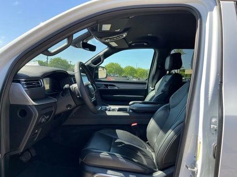 Used 2025 Jeep Wagoneer 4WD image 23