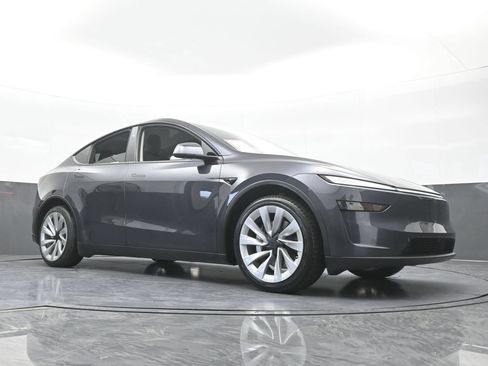 Used 2026 Tesla Model Y 2WD image 55