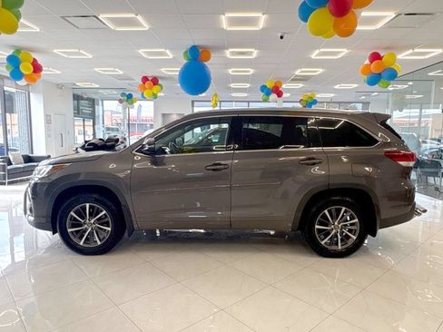 Used 2017 Toyota Highlander XLE AWD/4WD image 4