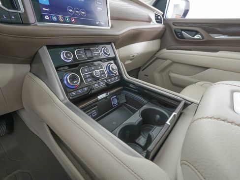 Used 2021 GMC Yukon Denali w/ Denali Premium Package image 24