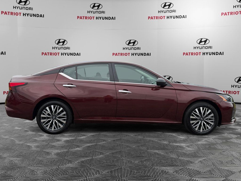 Used 2025 Nissan Altima 2.5 SV FWD image 2