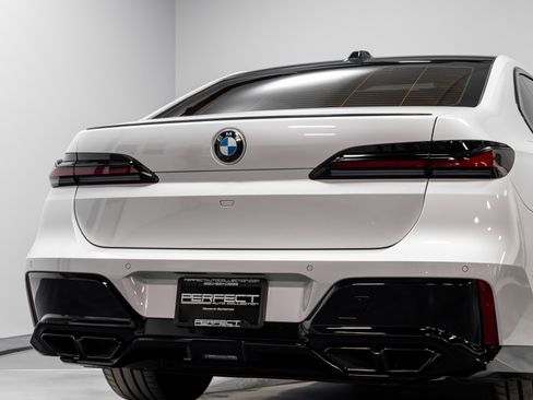 Used 2023 BMW 760i xDrive image 75