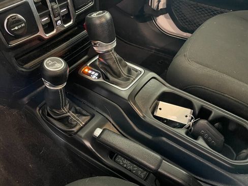 Used 2019 Jeep Wrangler Unlimited Sahara w/ Uconnect 4C Nav & Sound Group AWD/4WD image 13