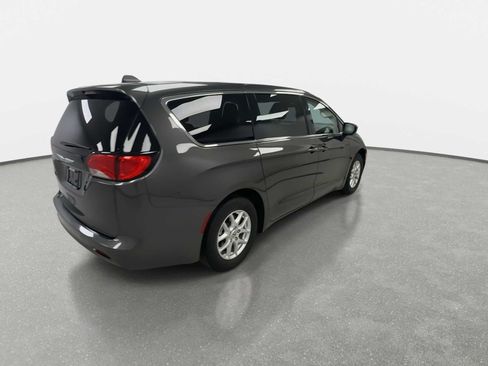 Used 2021 Chrysler Voyager LX FWD image 8