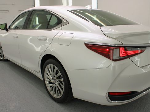 Used 2019 Lexus ES 300h Luxury image 16