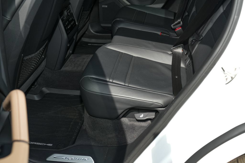 Certified 2024 Porsche Cayenne Coupe AWD/4WD image 30