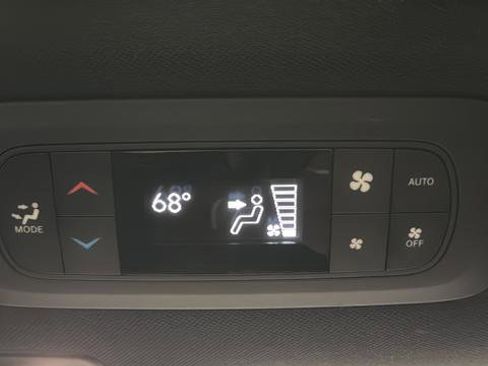 Used 2025 Chrysler Pacifica Limited image 10