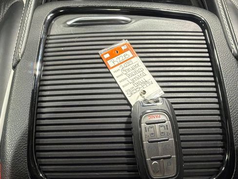 Used 2025 Chrysler Pacifica Limited FWD image 17