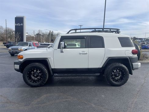 Used 2014 Toyota FJ Cruiser 4WD w/ Upgrade Package image 3
