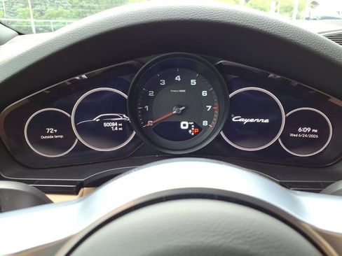 Used 2022 Porsche Cayenne AWD/4WD image 12