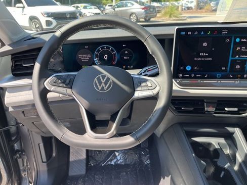 New 2025 Volkswagen Tiguan SE image 20