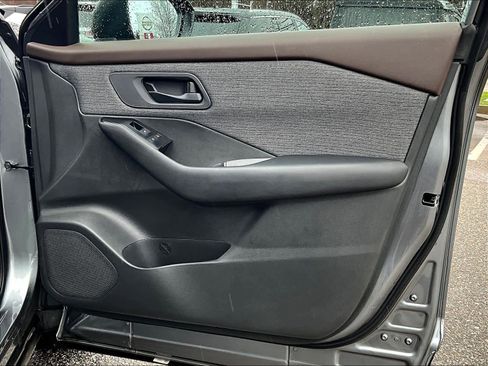 Used 2023 Nissan Rogue S image 12