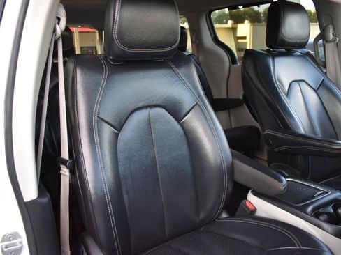 Used 2022 Chrysler Pacifica Touring-L FWD image 32