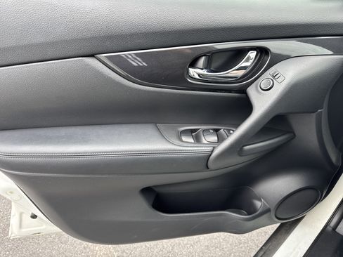 Used 2018 Nissan Rogue SV image 17