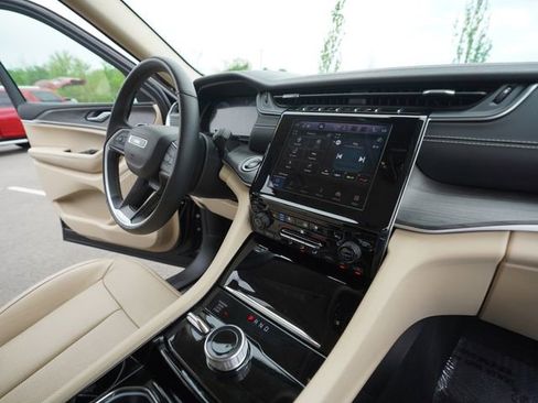 Used 2022 Jeep Grand Cherokee Limited w/ Luxury Tech Group II AWD/4WD image 33