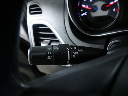 Used 2011 Chrysler 200 LX FWD image 30