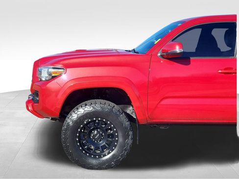 Used 2018 Toyota Tacoma TRD Sport w/ Technology Package image 10