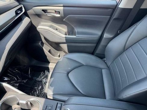 Used 2022 Toyota Highlander XLE AWD/4WD image 92
