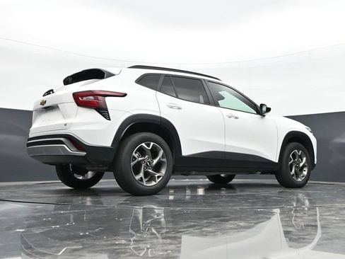 Used 2025 Chevrolet Trax LT w/ LT Convenience Package FWD image 37