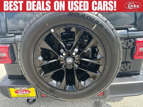 Used 2025 Jeep Wrangler Unlimited Sahara AWD/4WD image 38