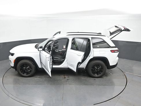 Used 2025 Jeep Grand Cherokee Altitude AWD/4WD image 50