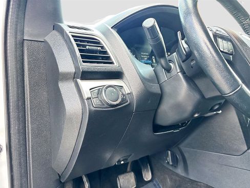 Used 2017 Ford Explorer XLT image 9