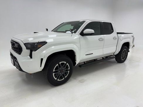 Used 2025 Toyota Tacoma TRD Sport w/ TRD Sport Premium Package image 5