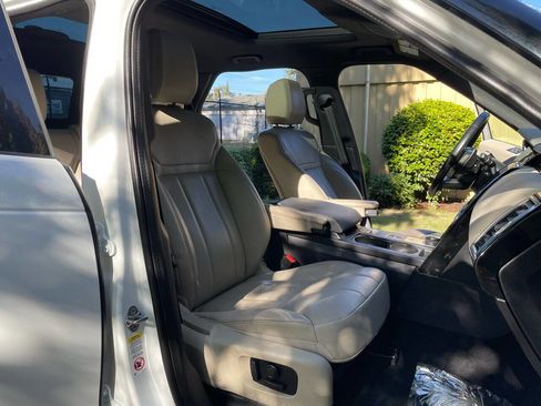 Used 2020 Land Rover Discovery SE image 16