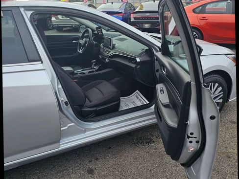Used 2024 Nissan Altima 2.5 SV image 9