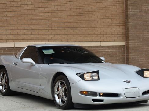 Used 2000 Chevrolet Corvette Coupe w/ Memory Pkg RWD image 11