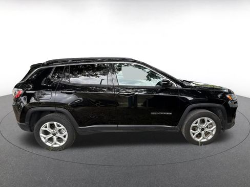 Used 2025 Jeep Compass Latitude AWD/4WD image 8