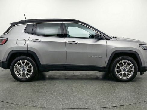 Used 2025 Jeep Compass Limited image 11