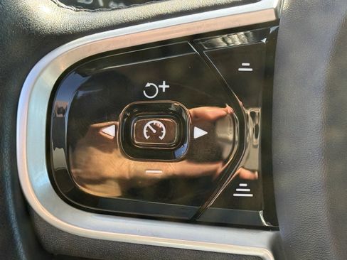 Used 2022 Volvo XC90 T5 Momentum w/ Climate Package AWD/4WD image 12