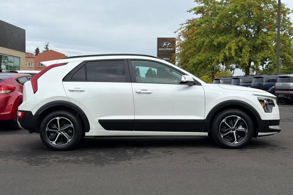 Used 2024 Kia Niro EX w/ EX Cold Weather Package FWD image 3