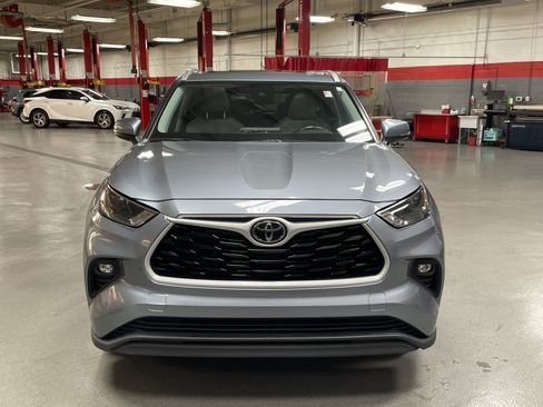 Used 2023 Toyota Highlander XLE FWD image 3