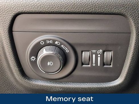 Used 2023 Jeep Grand Cherokee L Limited AWD/4WD image 9