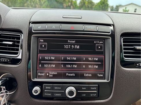 Used 2017 Volkswagen Touareg Sport AWD/4WD image 27