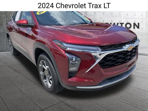 Used 2024 Chevrolet Trax LT FWD image 1
