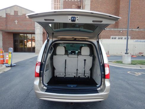 Used 2013 Chrysler Town & Country Touring FWD image 26