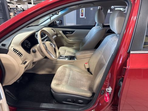 Used 2017 Nissan Altima 2.5 SV w/ Interior Lighting Package image 3