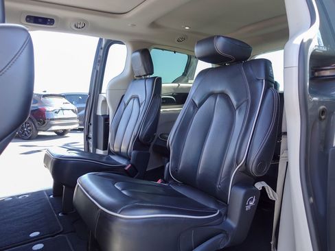 Used 2023 Chrysler Pacifica Limited FWD image 12