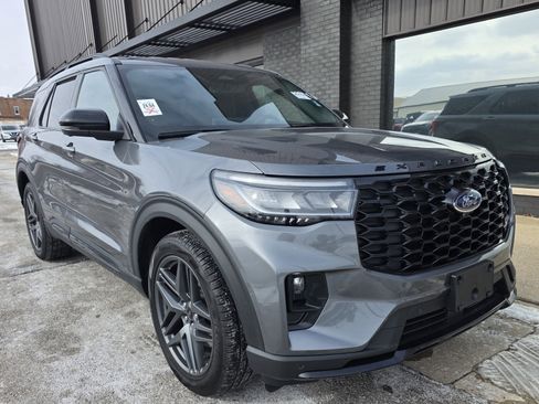Used 2025 Ford Explorer ST image 3