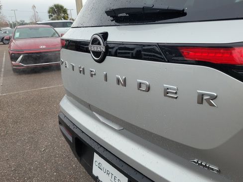 Certified 2025 Nissan Pathfinder SV image 8