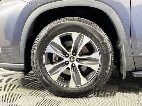 Used 2021 Toyota Highlander XLE AWD/4WD image 32