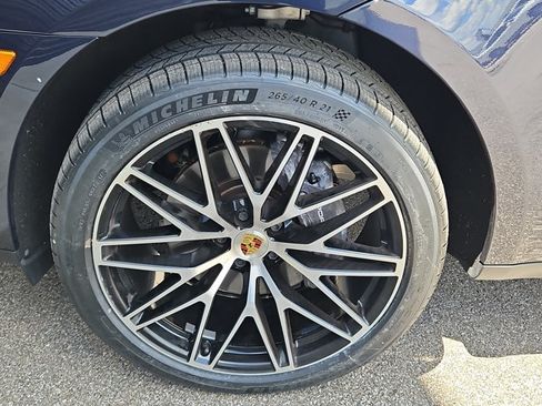 Certified 2023 Porsche Macan AWD/4WD image 11
