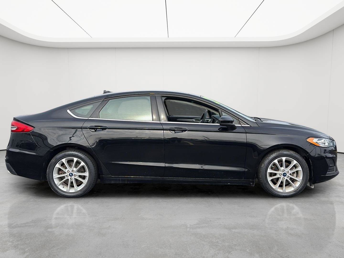 Used 2020 Ford Fusion SE FWD image 26