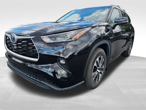 Used 2023 Toyota Highlander XLE AWD/4WD image 4