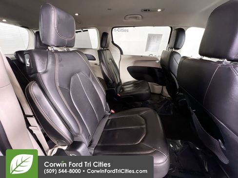 Used 2020 Chrysler Pacifica Touring-L FWD image 17
