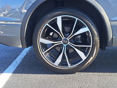 Used 2022 Volkswagen Tiguan SEL R-Line image 6